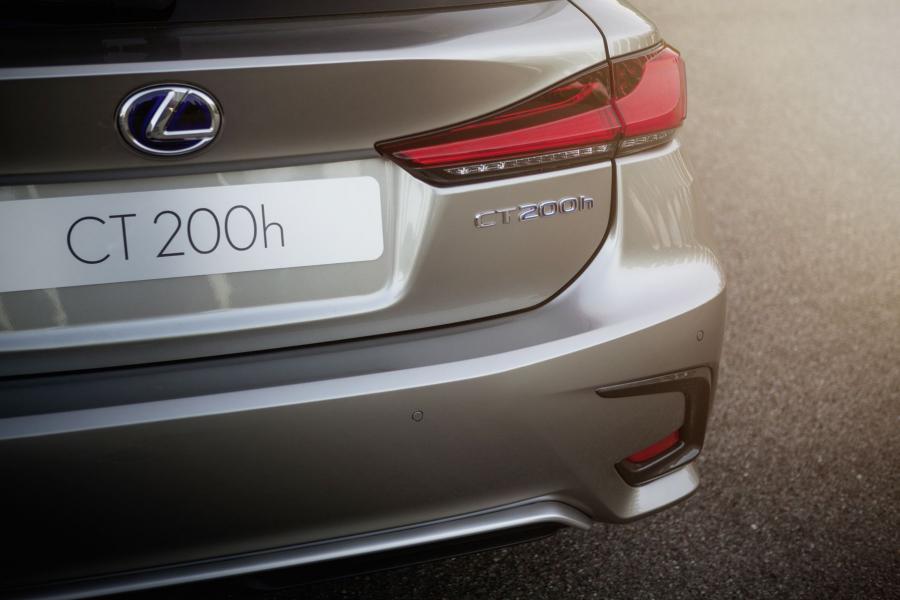 Логотип Lexus CT200h 2017 года  (WW) (фото 19 из 21)